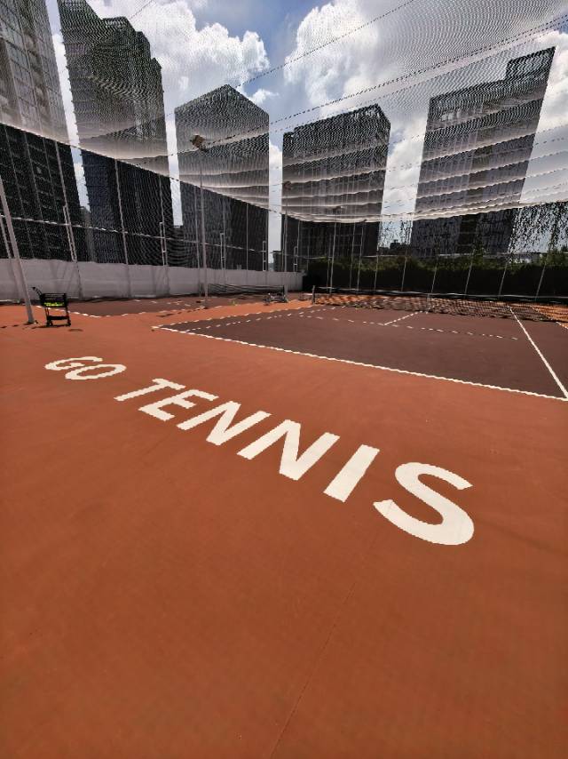 Go Tennis光跃网球馆位于广东省深圳市宝安区西乡街道兴业路2005号广兴源互联网创意园C区A栋101,可在网球地图查看深圳市网球场订场方式。提供室外场、硬地场等场地。场馆设施包括洗手间、饮料售卖、发球机、停车方便、可租拍、可租球、沐浴间。参考…